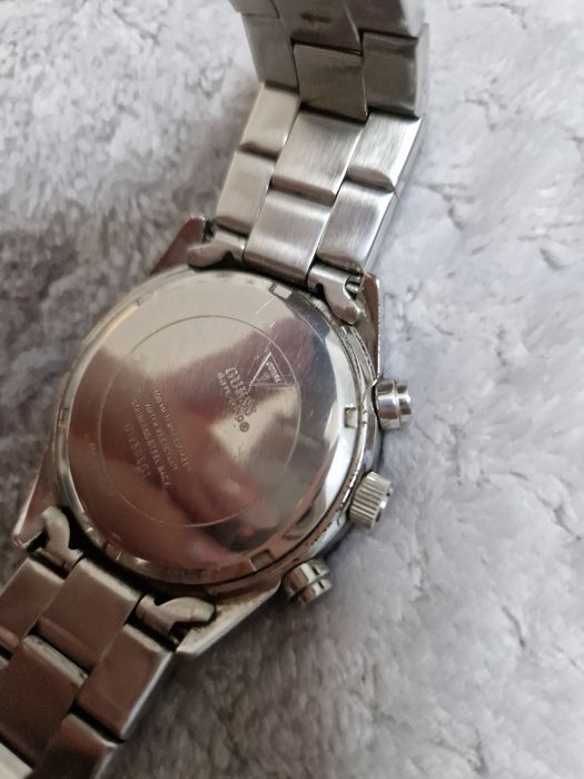 Ceasuri Guess si Tommy Hilfiger