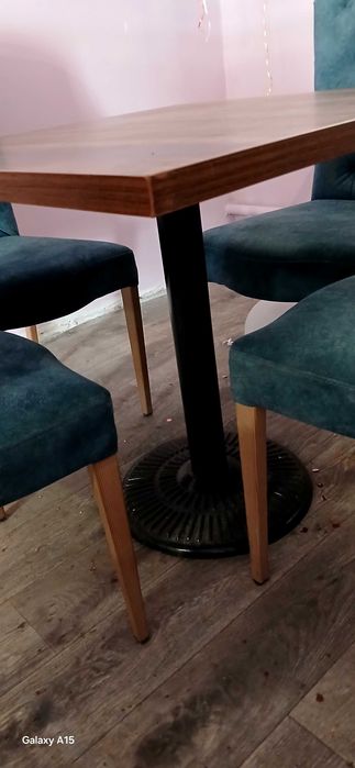 Үстелдер мен орындықтар, стулья и стол.