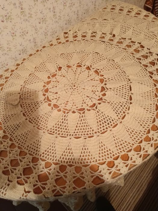 Продавам кръгла кухненска маса а