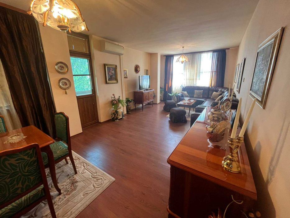 Тристаен апартамент 85 кв.м. за продажба в супер центъра на Казанлък