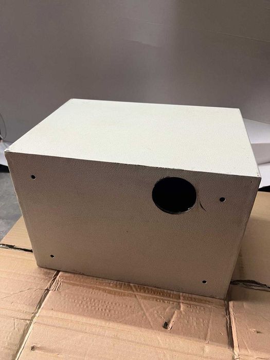 Seif cu cheie si cod, gaura in partea din spate