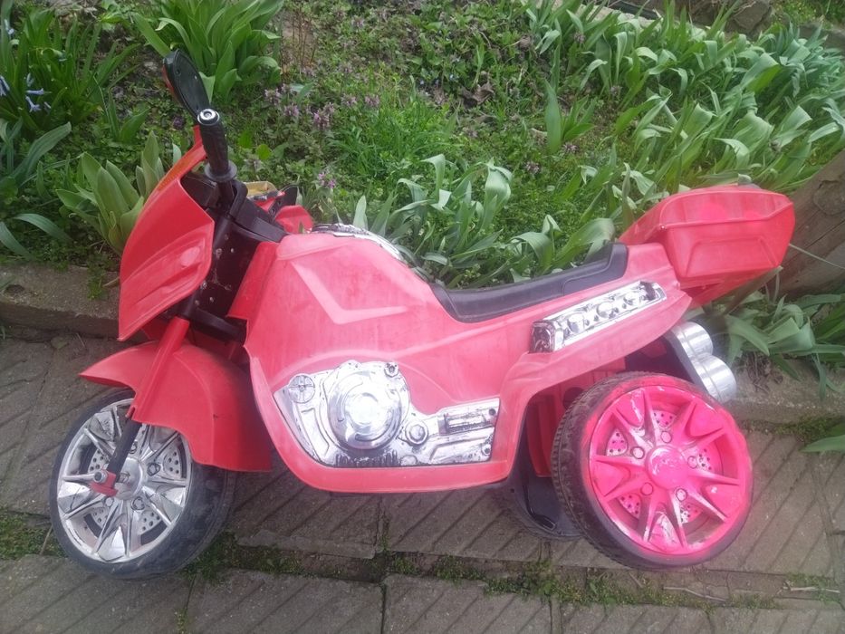 Детска електрическа триколка.
Цената е съобразена със състоянието.