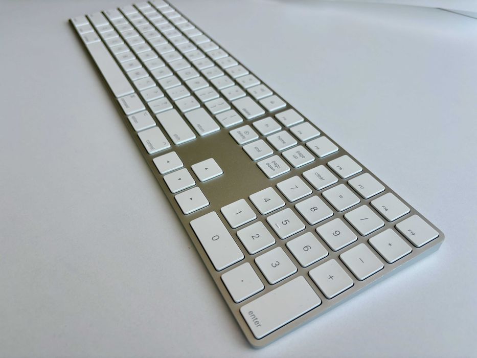 Apple Magic Keyboard with Numeric Keypad (Full-Size, US English) – Отлично състояние