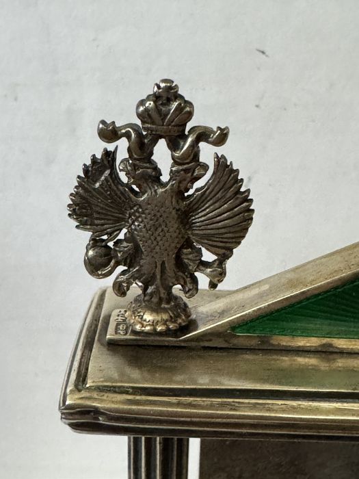 Уникална сребърна рамка Фебердже