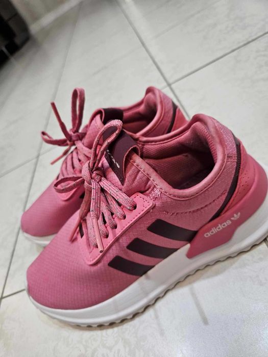 Adidasi roz comozi