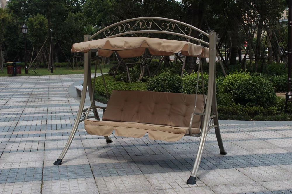 Садовая качель с железным каркасом