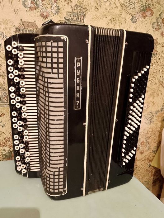 Продам Баян Рубин 7