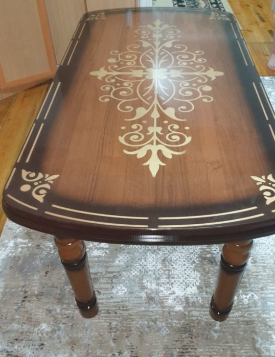 Продам стол в хорошем состоянии.