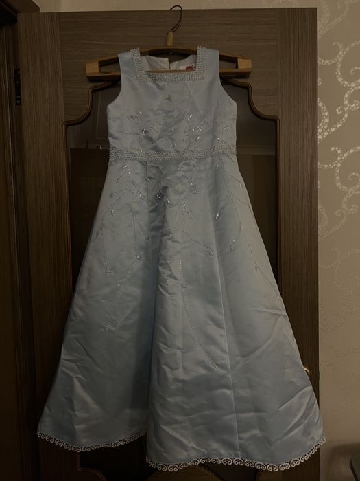 Платья вечерние