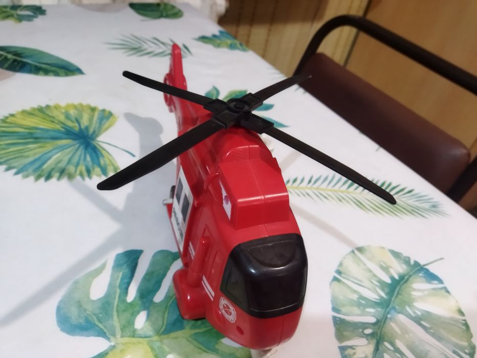 Игрушечный пожарный вертолётик