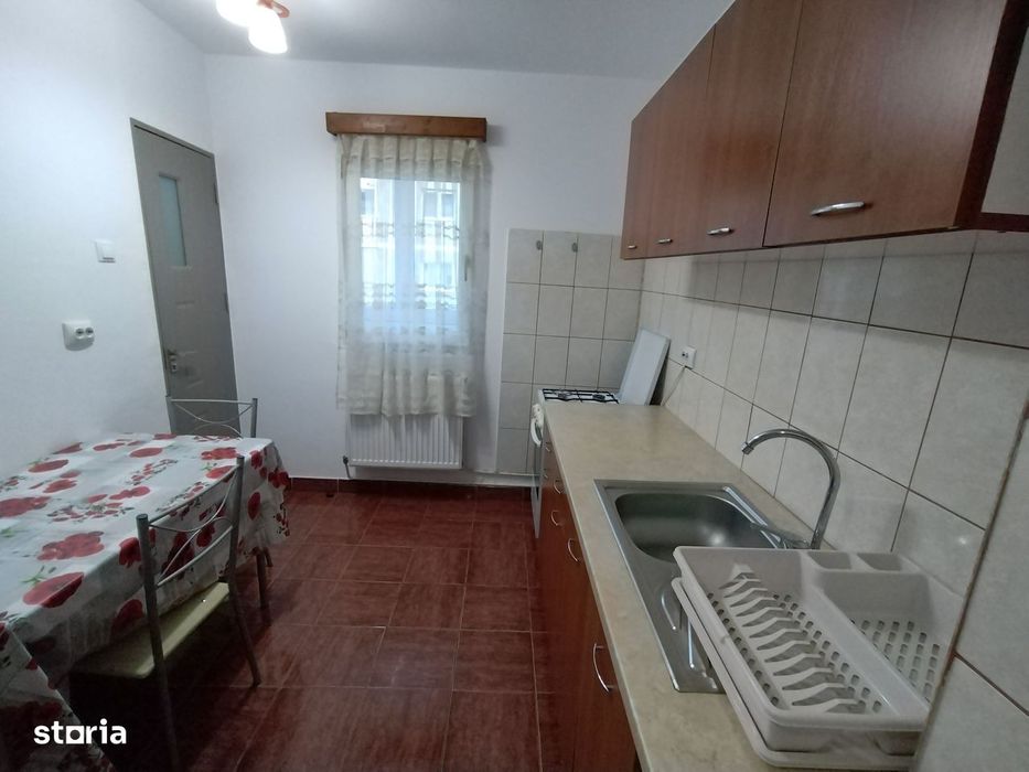 INCHIRIEZ apartament 2 camere decomandat,renovat, zona Centrala