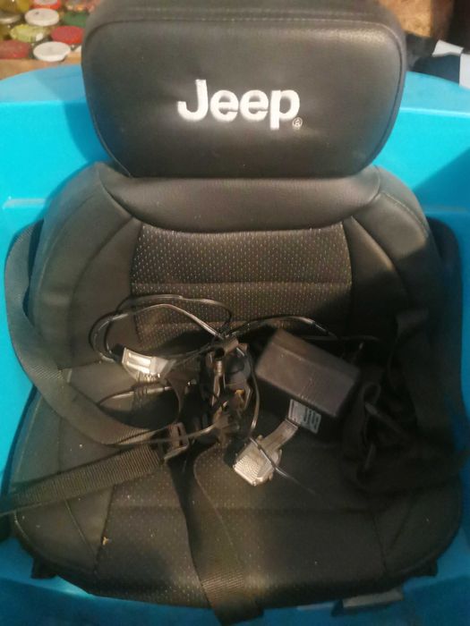 Mașinuța electrică "jeep" puțin folosită
