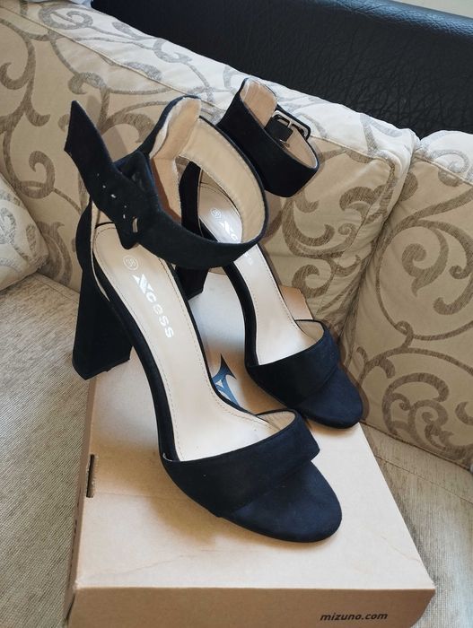 Сандали на ток черни