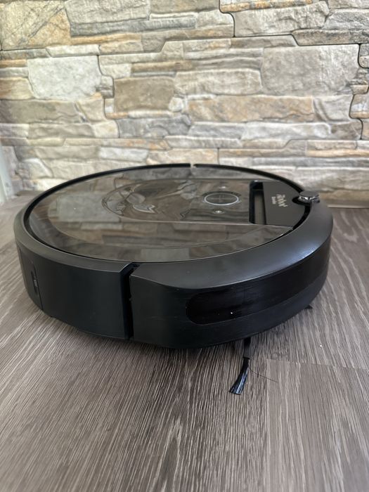 Робот прахосмукачка  Irobot roomba i7 подарък 2 четки ,като Нов