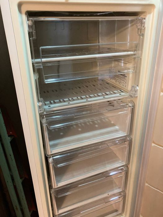 Морозильная камера Indesit DSZ 4150, 214 л — почти новая