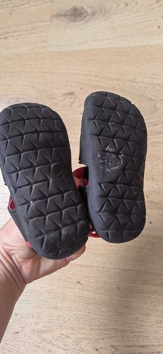 Маратонки, сандали и платненки