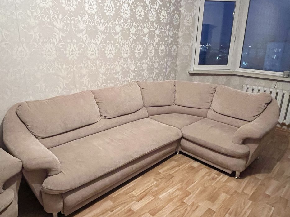Диван и кресло в гостиную