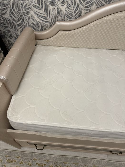 Кровать тахта бежевая