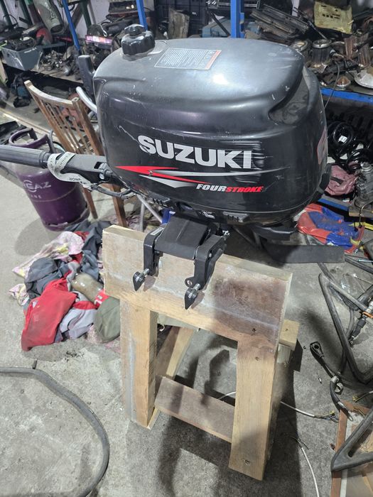 vând motor barca suzuki four strofe