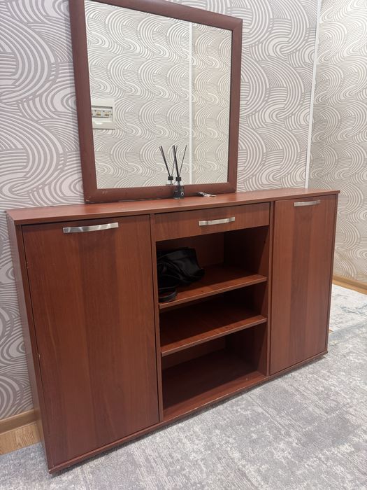 Комод с зеркалом