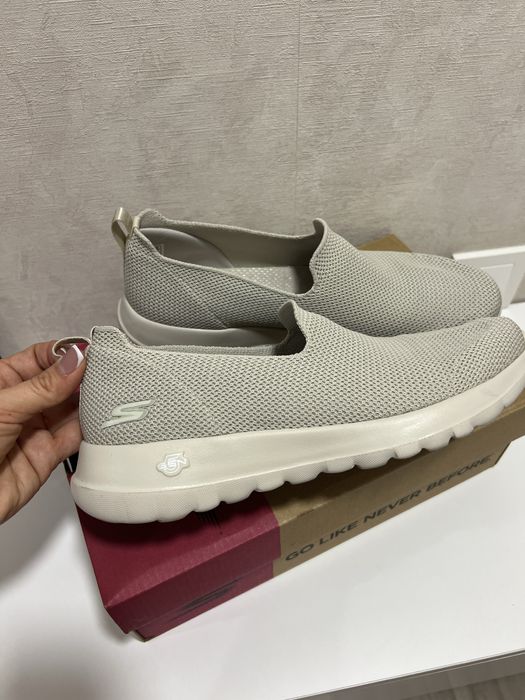 Продам кроссовки Skechers 40-41 размера
