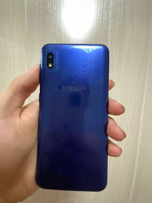 Смартфон Samsung A10 в хорошем состоянии