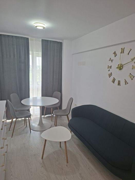 Închiriez apartament cu