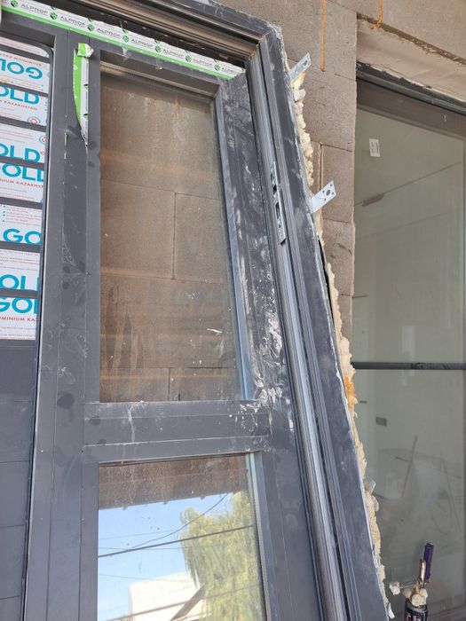 Продам Алюминевую дверь