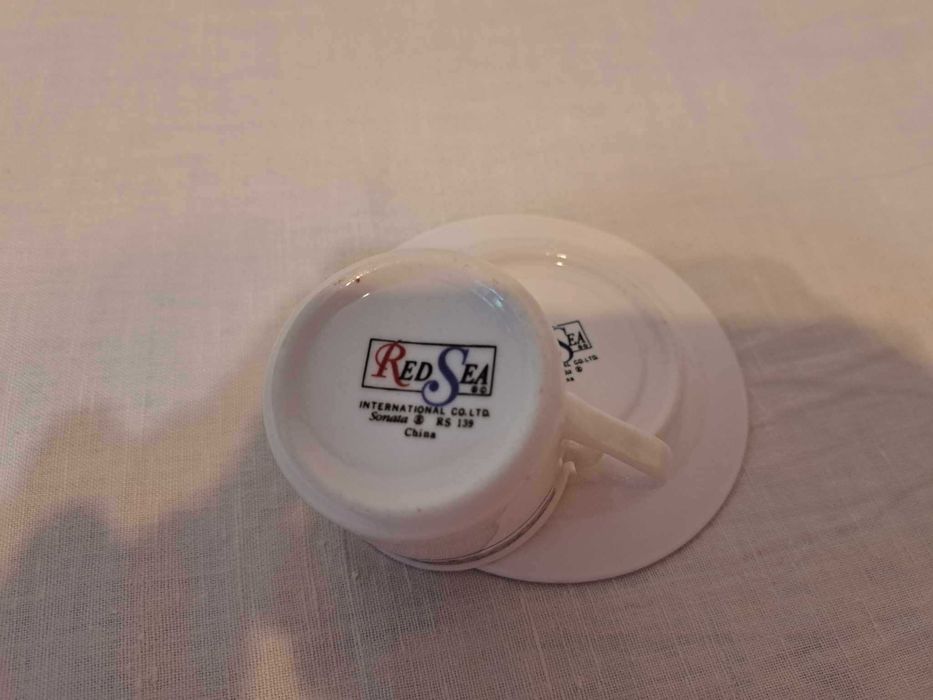 Продавам, нов сервиз от порцеланови чаши и чинии за кафе!