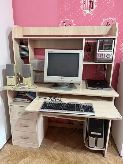 Комютер и мебел продам все в месте
