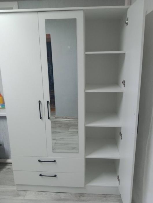 Шкаф с зеркалом продам