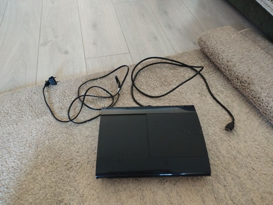 Vând PlayStation 3 super slim fara manete