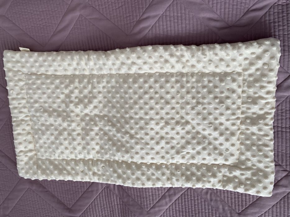 Матрас для коляски, бежевого цвета.