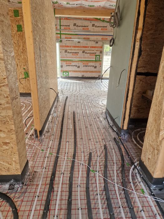 Executam sape fluide de ipsos peste încălzire în pardoseala