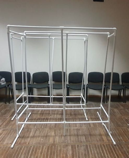 Продаются пластиковые высокие вешалки