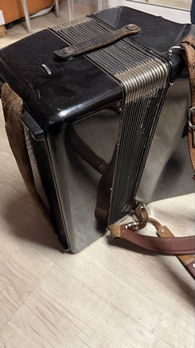 Продавам Акордеон Royal Standard