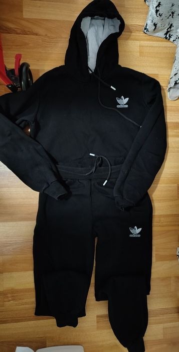 Vând trening dama Adidas