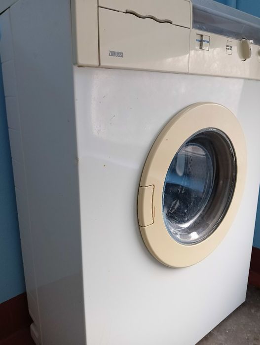 Стиральная машина Занусси.