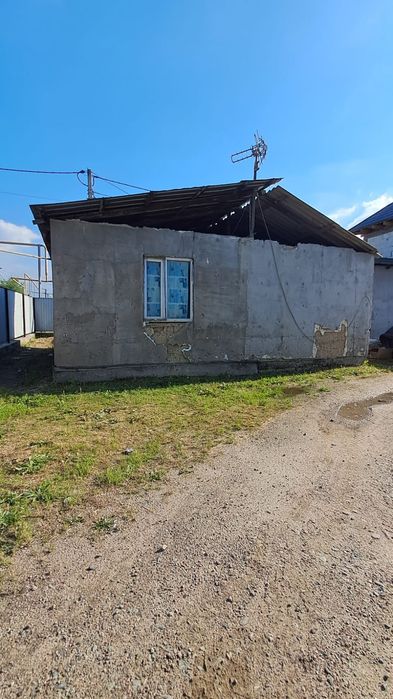 Времянка есік алдында