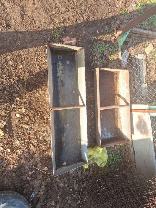 Поилка - кормилка для скота