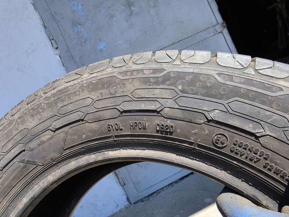 2 бр. летни гуми за бус  215/65/16C Uniroyal 7+ mm DOT 0920
