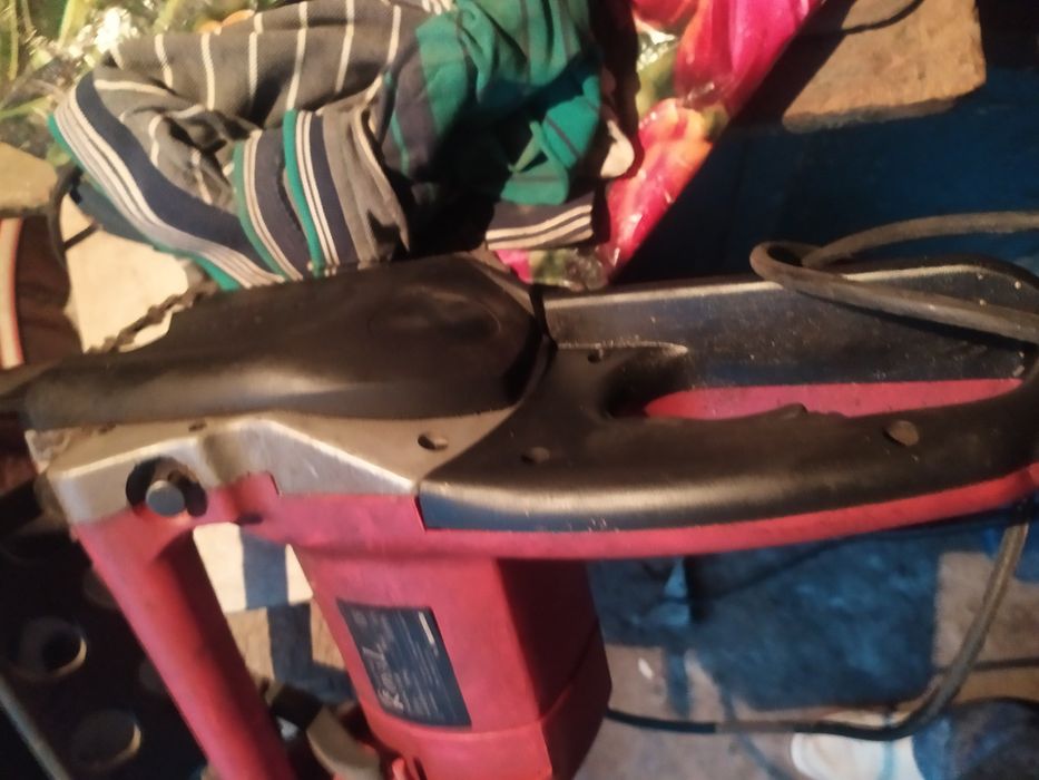 Продам электропилу.