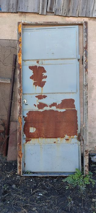 Продаю железную дверь