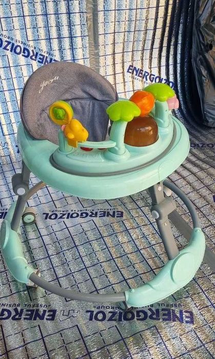 Детские ходунки оснащены игровой панелью с развивающими игрушками.