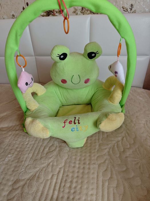 Барбарон за бебе Жабка с играчки, закачени на арка отпред