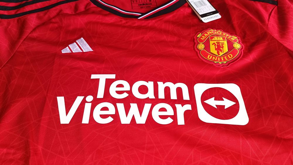 Домакински екип на Манчестър Юнайтед 2023-24