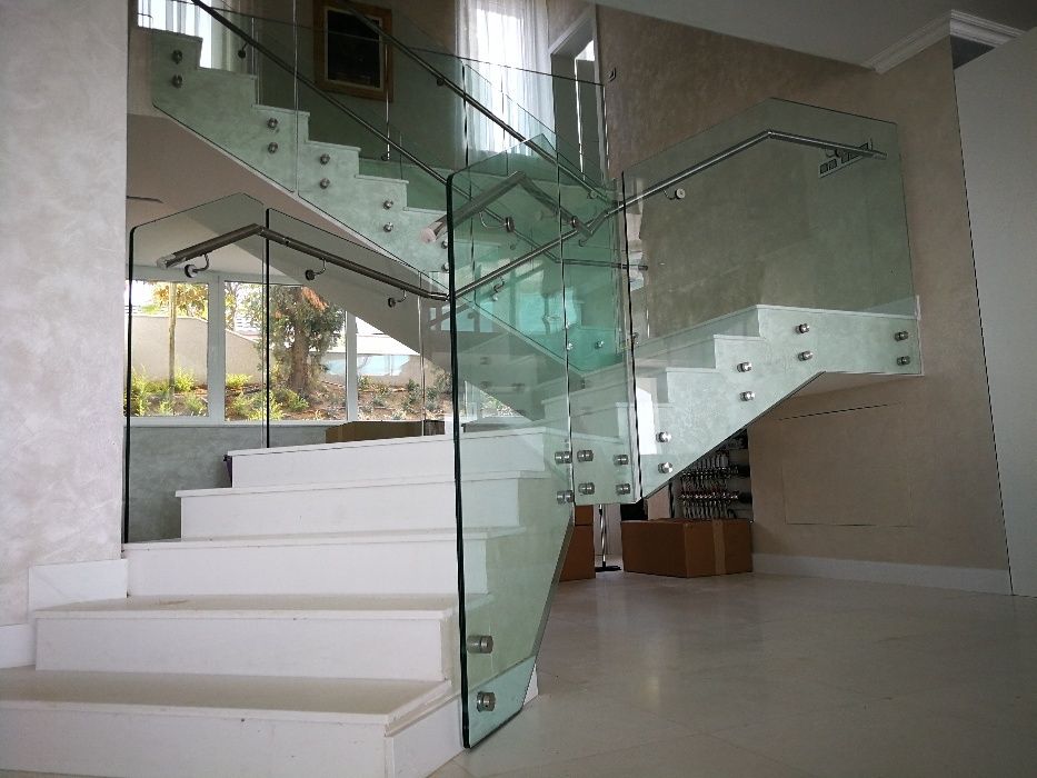 стъклени парапети по стълбища