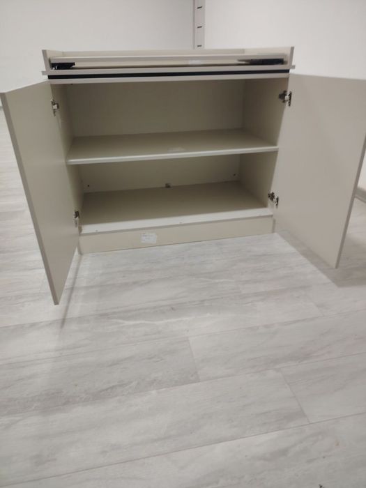 Zargarlik stoli oynasi bilan