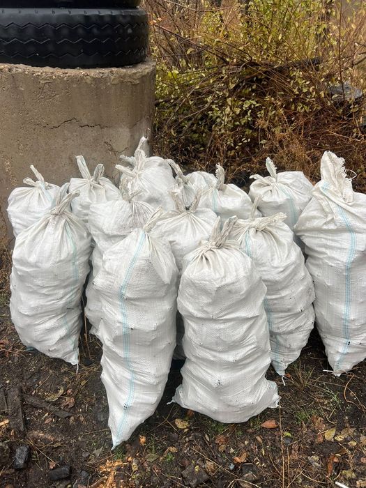 Уголь в мешках дрова в мешках