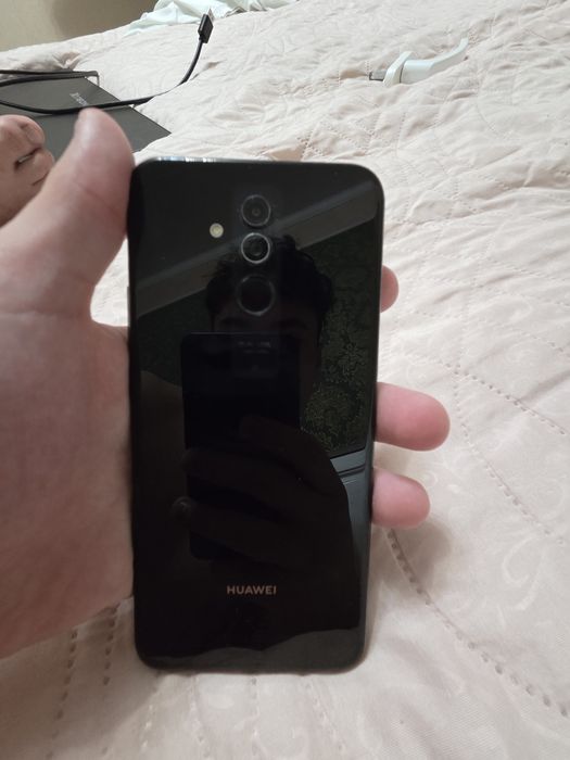 Продам телефон хуавей на запчасти не включается